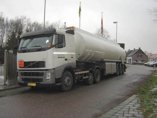 1203-gasolina-109-volvo-fh12-schenk-herwig-010305-01