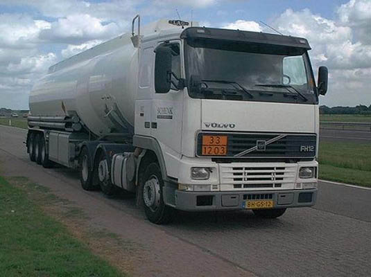 1203-gasolina-110-volvo-fh12-schenk-herwig-060205-02