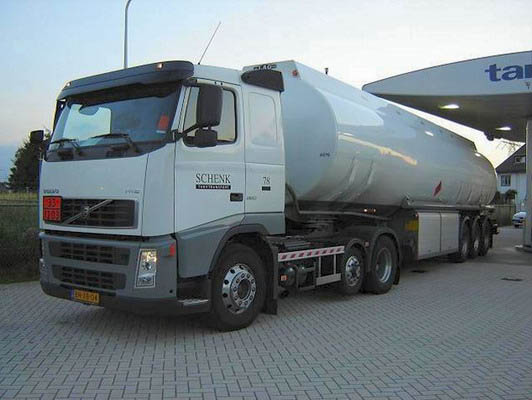 1203-gasolina-111-volvo-fh12-schenk-herwig-060205-03